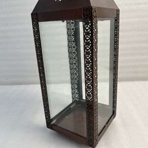 Lanterne artisanale en fer et verre avec finition brune, idéale pour l'éclairage et la décoration des patios, jardins et balcons. - Product Image 4