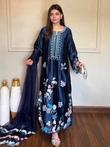 Ensemble prêt-à-porter entièrement cousu avec haut en soie Jura orné de broderies complexes, pantalon en soie Jura et dupatta en organza. - Product Image 2