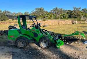 Mini-chargeur articulé Avant 745 ArborPro avec grappin à bois, alimenté par un moteur et une boîte de vitesses Yanmar - Product Image 4