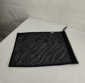 Grande pochette de rangement noire en maille avec fermeture éclair et poignée à cordon pour le voyage, l'organisation domestique et le rangement polyvalent - Product Image 3