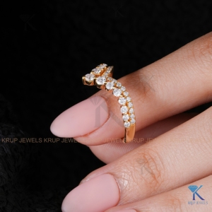 Anillo de Boda y Aniversario para Mujer, con Doble Hilera de Diamantes Cultivados en Laboratorio, Diseño Chevron, en Oro Amarillo, Estilo Minimalista - Product Image 3