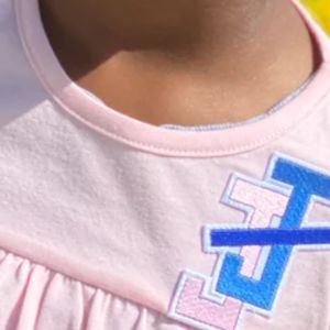 Camiseta Personalizada para Niñas, Color Rosa, Manga Corta, Cuello Redondo, Informal, Cómoda, con Estampado y Bordado - Product Image 3