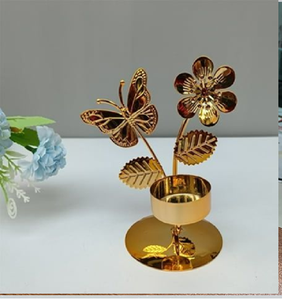 Moderno soporte con marco dorado, ramas simétricas con hojas y un pedestal resistente. Estilo chic disponible a precios de mayorista. - Product Image 2