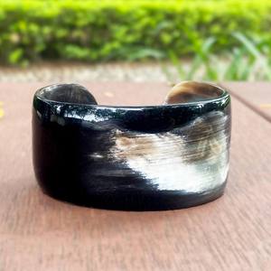 Brazalete de Cuerno de Búfalo Hecho a Mano, Pulido, en Blanco y Negro Natural, Joyería para Mujer, Accesorio de Moda Tradicional - Product Image 6