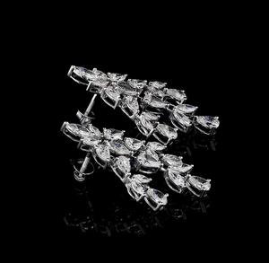 Boucles d'oreilles pendantes de luxe en or blanc avec diamants taille poire, élégantes, pour mariée, mariage, fiançailles, cadeau, soirée, style chandelier - Product Image 5