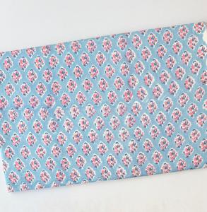 Tissu en coton tricoté uni résistant à l'eau Sanganer de poids moyen, motifs floraux, pour la maison, les textiles, les housses de sacs, pour filles - Vente en gros LEGACY FABRICS - Product Image 1
