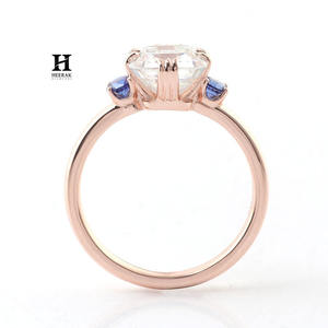 แหวนหมั้นเพชรทรงแอสเชอร์คัท 14K ทองคำขาวสั่งทำพิเศษ ประดับเพชรสเต็ปคัทและพลอยไพลินสีน้ำเงินด้านข้าง - Product Image 4