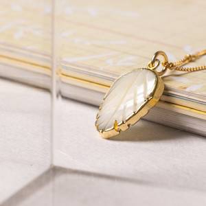 Pendentif Feuille en Nacre Doré, Bijou de Mariée Élégant pour la Mariée et les Demoiselles d'Honneur, Bijoux à Superposer Courts et Longs - Product Image 3