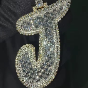Collar llamativo de lujo con colgante de letra J de moissanita, con incrustaciones de circonitas, corte baguette y redondo, estilo hip hop, con inicial y totalmente pavimentado - Product Image 4