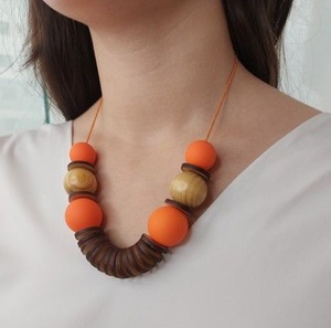 Collier artisanal en résine et perles de bois, rond, rustique, bijou statement, orange-brun, artisanat naturel - Product Image 1