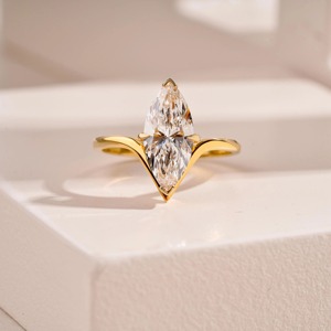 Anillo de Diamante Cultivado en Laboratorio con Corte Marquesa de Diseño Premium en Oro Amarillo de 14K con Certificación IGI y Claridad VVS - Product Image 1