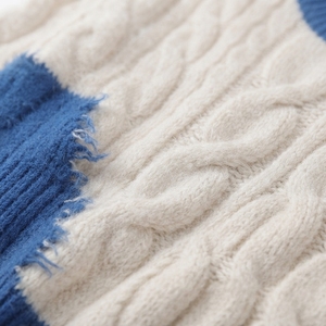 Cardigan en tricot à col rond personnalisé pour femmes, avec logo brodé du blason de la sororité, cinq perles, en laine acrylique douce, col rond - Product Image 6