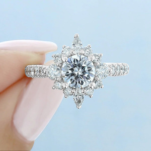 Anillo de Compromiso de Oro Blanco con Halo de Estrella Redonda y Diamante Cultivado en Laboratorio - Product Image 4