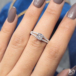 แหวนเพชรทรงคุชชั่น 1 กะรัต ตัวเรือนทองคำขาว 10K ประดับเพชรแบบสปลิตพาเว่ ได้รับการรับรองจาก IGI สำหรับแหวนหมั้น - Product Image 5