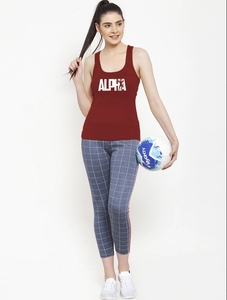 Camiseta sin Mangas Roja para Mujer Alpha con Logotipo Blanco Estampado en la Parte Delantera, Estilo Deportivo, Tejido Transpirable, Corte Regular - Product Image 1
