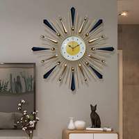 Reloj de pared metálico que puede aportar simetría y equilibrio a una habitación. El brillo metálico elegante realza la iluminación interior general.