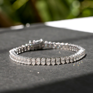 Élégant bracelet tennis en or blanc avec pierres ovales taille brillant transparentes, collection de bijoux de luxe pour femme, idéal pour mariage ou cadeau - Product Image 1