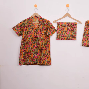 ชุดเสื้อและกางเกงขาสั้นพิมพ์ลายดอกไม้สีเหลืองมัสตาร์ดพร้อมกระเป๋าเข้าชุด - Product Image 1