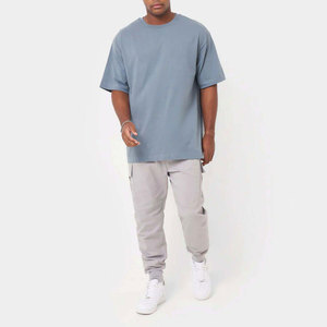 T-shirt basique noir en polyester tricoté de 220 grammes pour homme, imprimé sérigraphié, col oversize, manches courtes, coupe ample, style streetwear décontracté - Product Image 3