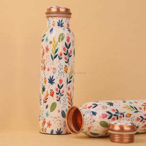 Bouteille en cuivre à imprimé floral de fabrication indienne, bouteille d'eau ayurvédique pour cadeau, disponible à un prix raisonnable depuis l'Inde - Product Image 2