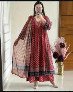Traje Anarkali de Algodón para Mujer, Estampado Ajrakh Rojo, Largo hasta el Suelo, Corte Holgado, Estilo Casual Tradicional Indio-Pakistaní - Product Image 4