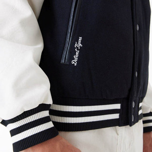 Chaquetas universitarias de béisbol para hombre con logotipo personalizado, estilo urbano para invierno, con logotipo frontal y sin cuello. - Product Image 3