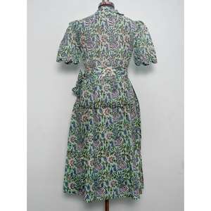 Robe midi élégante et moderne pour le bureau ou les soirées, coupe trapèze, col en V, manches courtes, imprimé floral, en coton tricoté, faite à la main, respirante, décontractée - Product Image 6