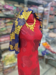 Ensemble en tissu Gorgorad assorti, comprenant un châle bleu roi et or et un dirac Fransawi rouge rubis avec motif jacquard tourbillonnant ton sur ton - Product Image 2