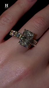 Anillo de compromiso de lujo con diamante de laboratorio de corte radiante alargado, oro amarillo de 14K, banda pavé redonda grande y pesada - Product Image 1