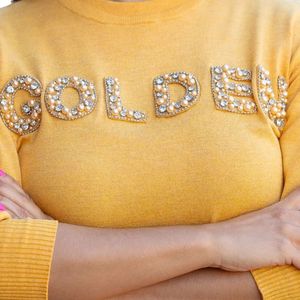 Suéter de Invierno Dorado de Manga Larga para Mujer, Top de Punto con Letras Bordadas, Prenda Premium, Elegante, Casual, con Logotipo Frontal - Product Image 3