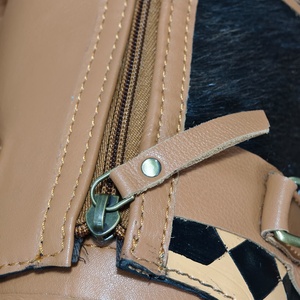 Bolso de mano de cuero de lujo con panel de piel de vaca y detalles de borlas en color negro y marrón, diseño floral en relieve. - Product Image 5