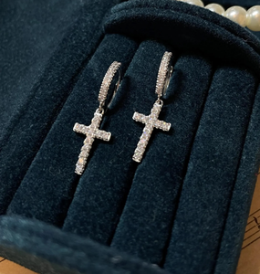 Pendientes de moissanita con cruz cristiana de Jesús en plata de ley 925, hermosos pendientes de aro tipo Huggee personalizados. - Product Image 3