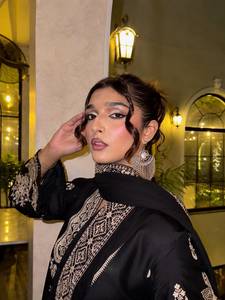 Ensemble prêt-à-porter entièrement cousu en crêpe français avec broderie Zari et dentelle à pompons, comprenant un haut et un pantalon palazzo avec dupatta. - Product Image 2