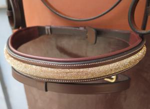 บังเหียนหนังอังกฤษพรีเมี่ยมตกแต่งด้วยพลอยเทียมและอุปกรณ์ทองเหลืองปรับแต่งได้สำหรับการฝึกซ้อมและการแข่งขัน - Product Image 4