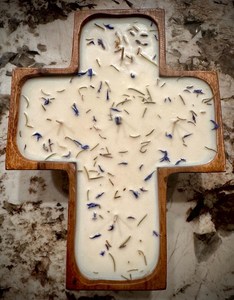 Portavelas de Madera en Forma de Cruz con Hierbas Incorporadas para Actividades Religiosas, Diseño Ecológico para la Elaboración de Velas - Product Image 3