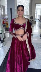 Conjunto de Lehenga de terciopelo con diseño de hilo Dori y Zari, blusa de terciopelo y dupatta. - Product Image 3