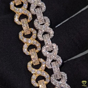 Pulsera de Lujo con Incrustaciones Completas de Moissanita, con Piedras de Estilo Diamante Redondas y Baguette, en Acabado Premium Dorado y Plateado - Product Image 3