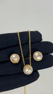 Colgante de oro de 18 quilates inspirado en la realeza británica, estilo lindo con diamantes y pedrería, conjunto de colgantes chapados en oro. - Product Image 2
