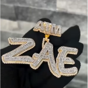 จี้เพชรทรงบาแกตต์ GRA มอยส์ซาไนต์ ชุบทอง 18k แบบกำหนดเองสำหรับแร็ปเปอร์  พร้อมจี้เงินแท้ 925 สำหรับงานปาร์ตี้  สำหรับทั้งชายและหญิง - Product Image 1