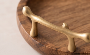 Tabla de servir artesanal de madera de mango con forma de riñón, bandeja decorativa con contorno esculpido y herrajes dorados - Product Image 2