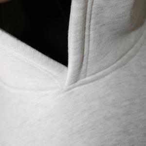 Sudadera con capucha de algodón grueso de color gris ceniza, talla grande, corte ajustado, estilo americano, con bordado desgastado, de la marca Finer Threads. - Product Image 5