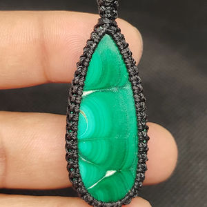 Pendentif en macramé de grande qualité avec gemme verte malachite et fils noirs, serti de pierres, idéal pour l'été - Product Image 1