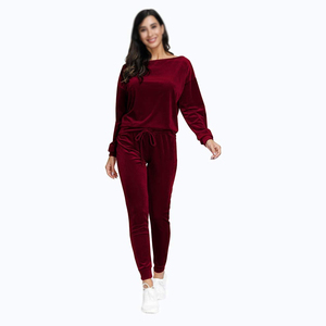 Ensemble 2 pièces pour femme : Sweat à capuche décontracté en velours imprimé, épaules dénudées, et pantalon de jogging avec logo frontal – Collection Automne – Grande Vente - Product Image 1