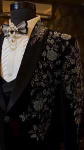 Costume de smoking noir brodé pour homme – Blazer de créateur pour mariage avec travail de sequins floraux, costume de cérémonie pour le marié - Product Image 3