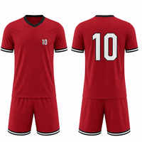 Uniforme de football moderne rouge et noir avec des accents blancs |   Uniforme de football élégant à rayures sur les poignets |   Ensemble athlétique classique tricolore