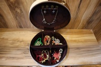 Boîte de rangement cosmétique de maquillage en cuir Hair-on-Hide à la main élégante Design unique fait main pour les boîtes à bijoux d'organisateur de salle de bain