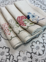 Serviette de table personnalisée brodée carrée moderne en lin fait main 60x60cm, écologique, durable, pour mariage, dîner, avec ourlet festonné motif fleurs sauvages