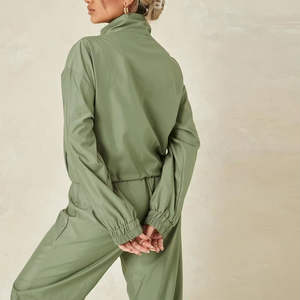 เสื้อแจ็คเก็ตครอปผู้หญิงดีไซน์ใหม่ ระบายอากาศได้ดี ชุดวอร์มกันลม ขายส่ง คุณภาพสูง พิมพ์โลโก้ ชุดกันลมสำหรับผู้หญิงสำหรับกิจกรรมกลางแจ้ง - Product Image 3