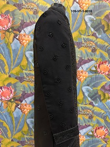 Sherwani Indo-Occidental Noir Jais Brodé Main, Ornements Géométriques Perlés, Tenue de Réception Royale pour Hommes - Product Image 3