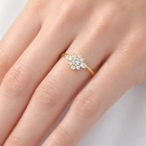 Anillo de Compromiso Minimalista de Lujo con Diseño Floral, Diamantes Cultivados en Laboratorio de Primera Calidad, Oro Sólido de 14K/18K, Regalo de Aniversario - Product Image 6